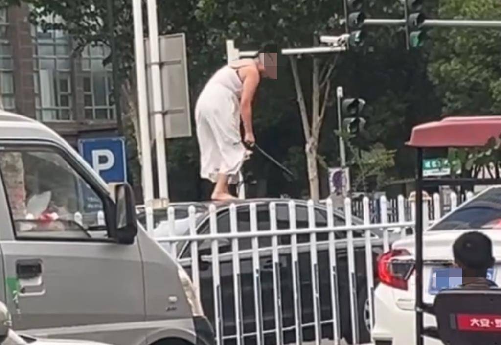 女子持械当街打砸多辆轿车，被顶在挡风玻璃上前行，当地：女子当场被控制，警方介入调查