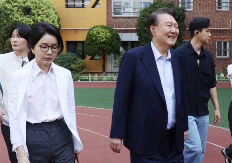 尹锡悦夫妇现身韩国大选投票现场！对丑闻相关提问保持沉默