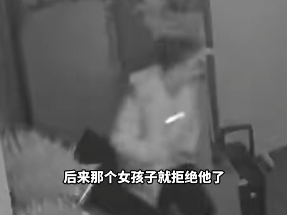 第一次见面就表白！被拒绝后男子凌晨3点狂敲女生房门，随后拿出工具撬锁……
