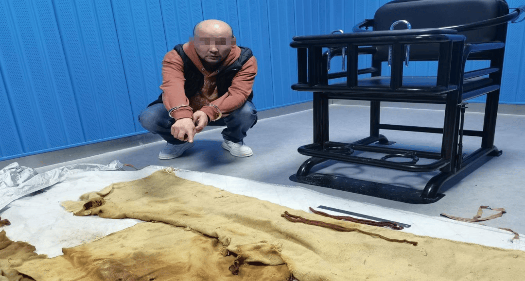 男子从干尸上扯下“裹尸布”，保存20年后拿出来卖？