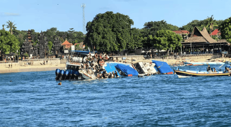 巴厘岛一艘载有89名乘客的快艇因大浪倾覆，中国游客讲述砸窗逃生惊险一幕