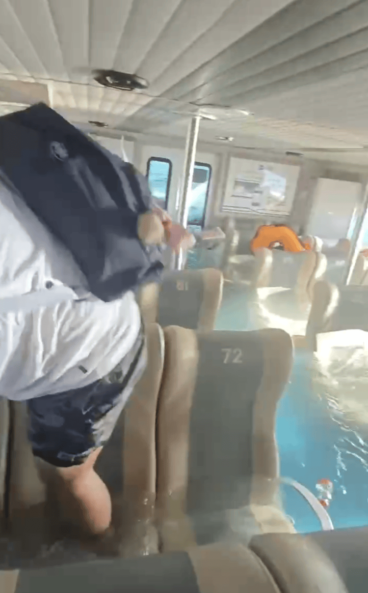 巴厘岛一艘载有89名乘客的快艇因大浪倾覆，中国游客讲述砸窗逃生惊险一幕