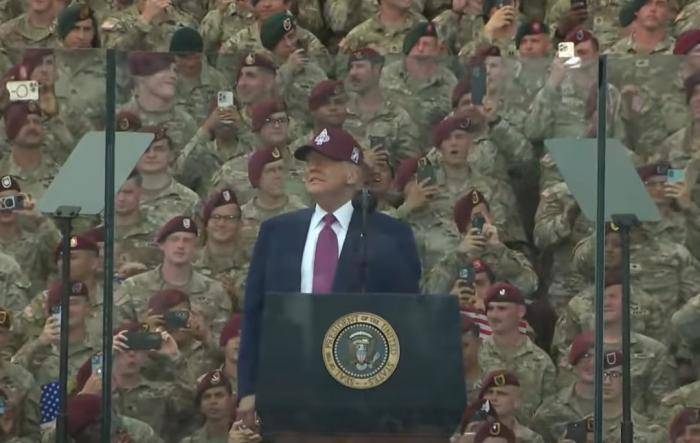 身高1.91米的特朗普在巨型防弹玻璃后演讲，玻璃高度或超两米