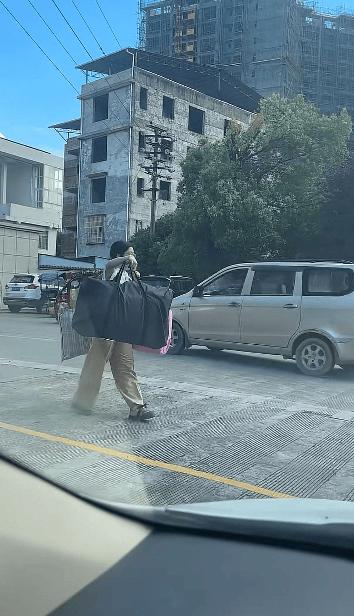 广西一女生高考结束后独自挑行李回家感动全网，学校：她很朴实，老师们评价都很高