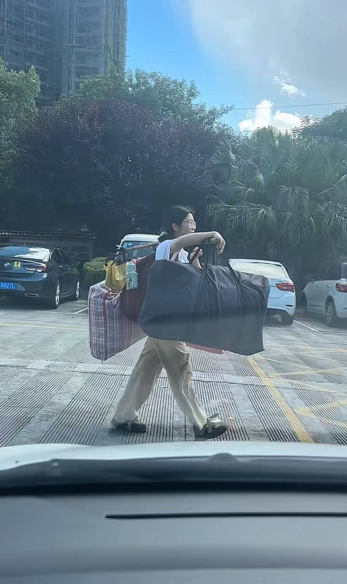 广西一女生高考结束后独自挑行李回家感动全网，学校：她很朴实，老师们评价都很高
