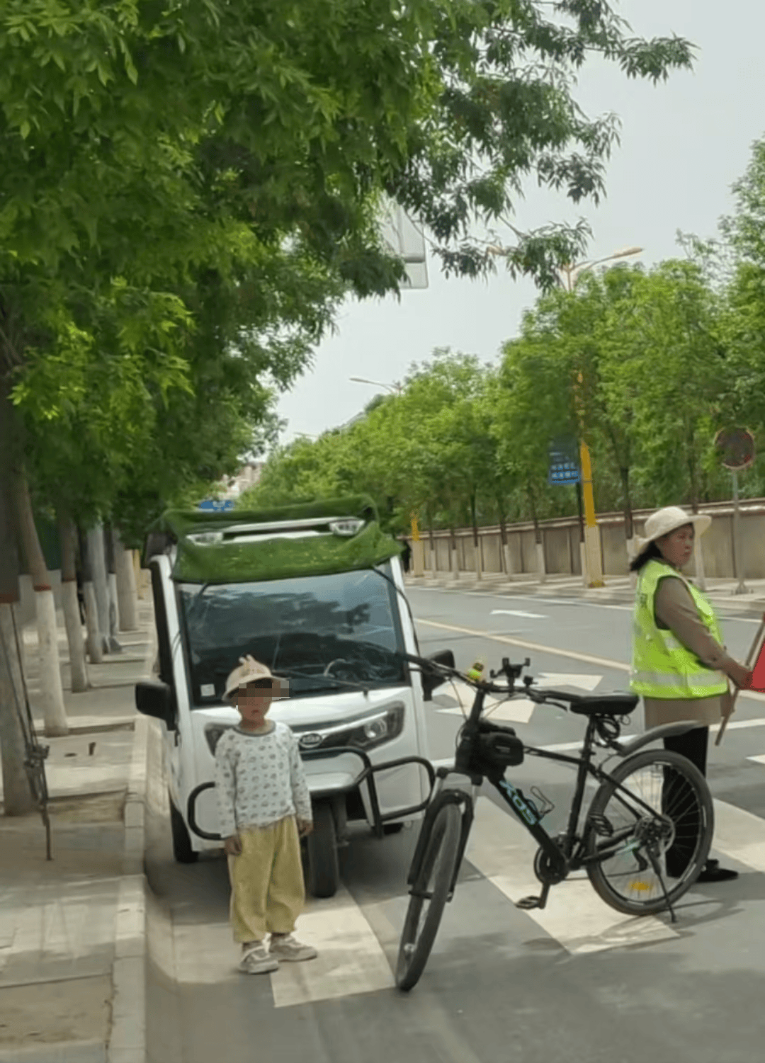 网友反映甘肃定西一幼童挡车“护学” 官方：已约谈学校校长