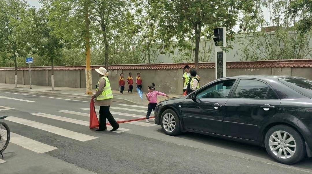 网友反映甘肃定西一幼童挡车“护学” 官方：已约谈学校校长