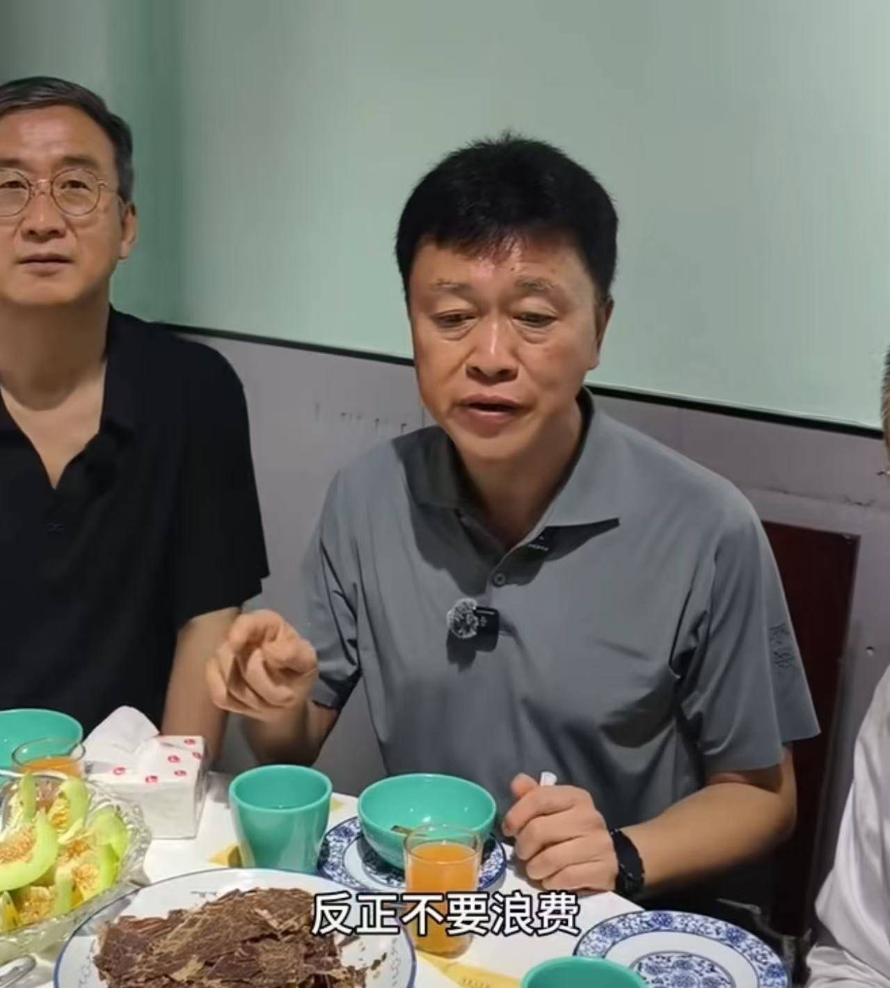 区委书记请客吃饭，正常消费不怕大大方方展示 | 新京报快评