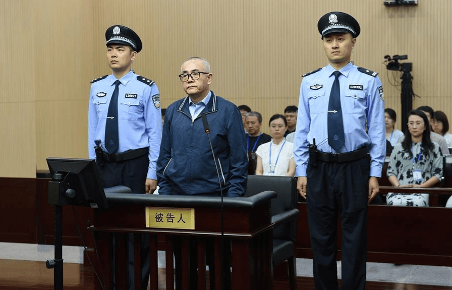 当过省纪委副书记，张平在案件处理、职务晋升等事项上谋取利益，收受巨额财物