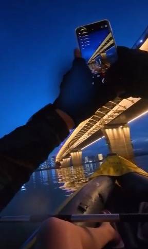 长沙男子突发奇想划船下班，25分钟车程划了3小时，当事人：手累腿麻，不会有下次