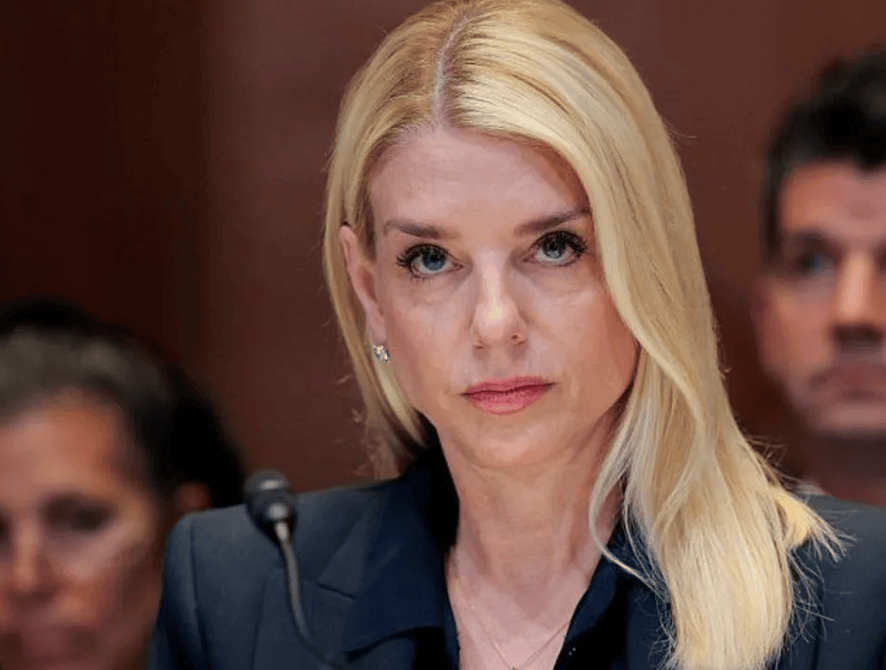 继马斯克后，美众议长也罕见唱反调！一桩6年前的旧案，为何让特朗普阵营陷入危机？