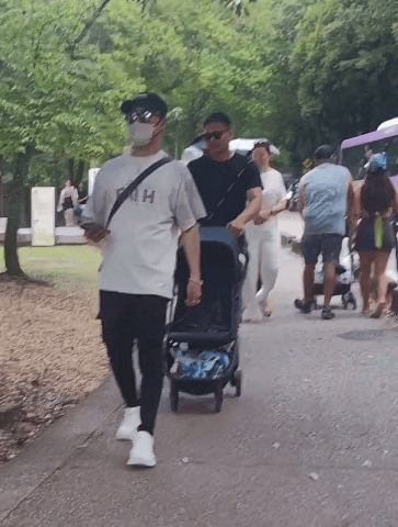 汪峰与森林北两家人同游日本，包括与章子怡所生的一对儿女，氛围相处融洽