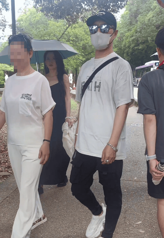 汪峰与森林北两家人同游日本，包括与章子怡所生的一对儿女，氛围相处融洽