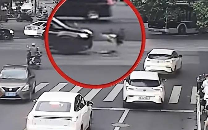 上海一8岁男童单独上路，闯红灯被车撞飞：“家长让我自己出来锻炼一下”