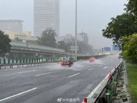 北京七区已现暴雨或大暴雨 早高峰城区及北部地区仍有明显降雨 注意出行安全！