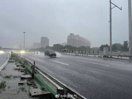 北京七区已现暴雨或大暴雨 早高峰城区及北部地区仍有明显降雨 注意出行安全！