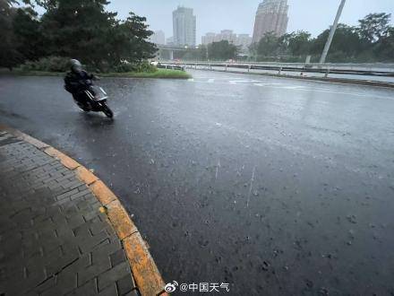 北京七区已现暴雨或大暴雨 早高峰城区及北部地区仍有明显降雨 注意出行安全！
