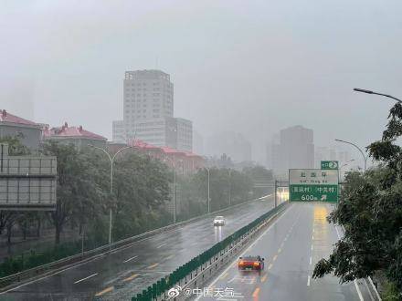 北京七区已现暴雨或大暴雨 早高峰城区及北部地区仍有明显降雨 注意出行安全！