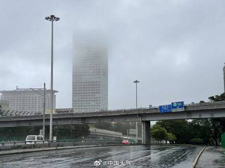北京七区已现暴雨或大暴雨 早高峰城区及北部地区仍有明显降雨 注意出行安全！
