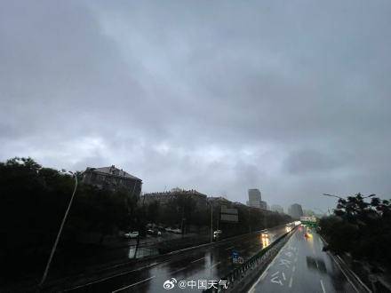 北京七区已现暴雨或大暴雨 早高峰城区及北部地区仍有明显降雨 注意出行安全！