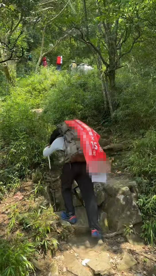 湖南一男子背40公斤蜜雪冰城上武功山售卖，当事人：收入不多纯体验，当负重训练