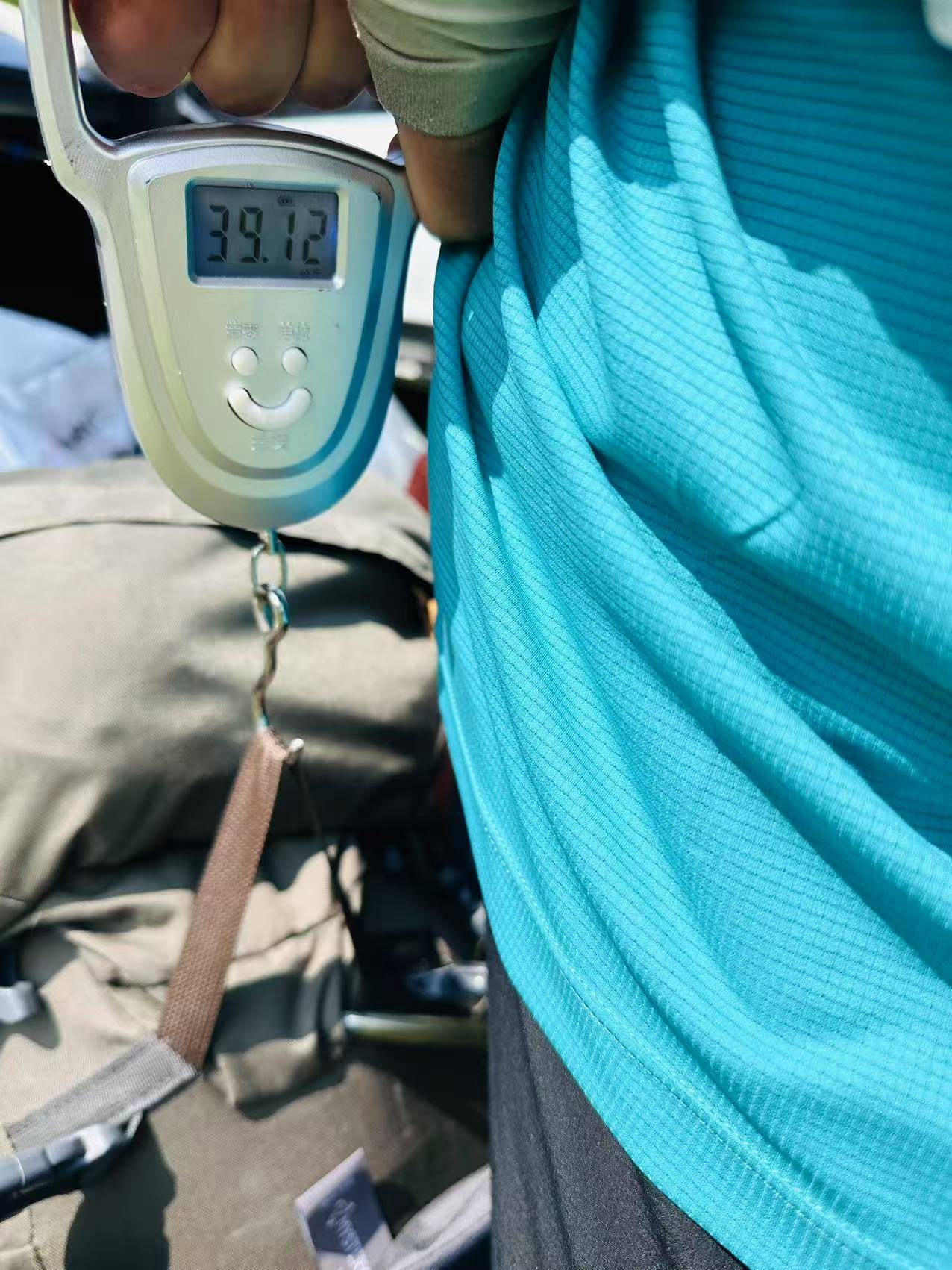 湖南一男子背40公斤蜜雪冰城上武功山售卖，当事人：收入不多纯体验，当负重训练