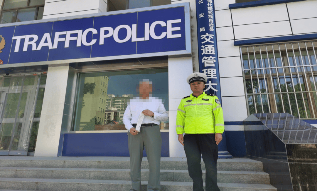 惊险！青海一女童竟端坐在行驶中的轿车车顶！