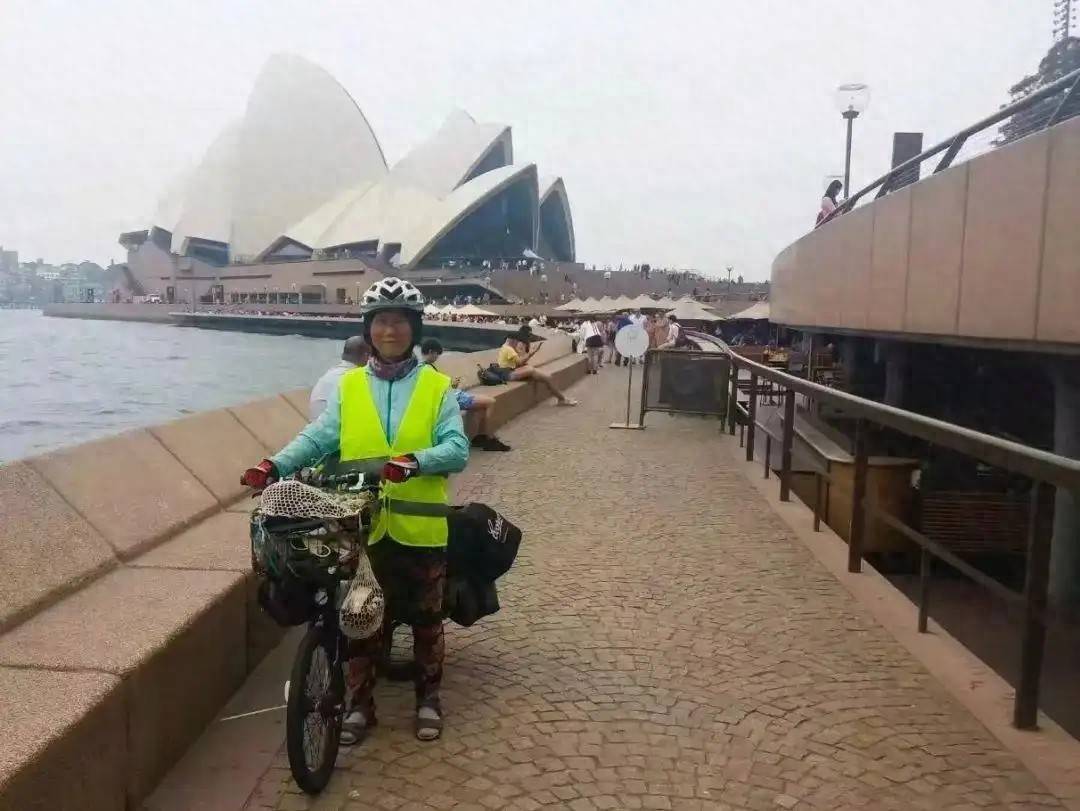 67岁阿姨骑行20个国家治好抑郁症，为保护自己剃光头