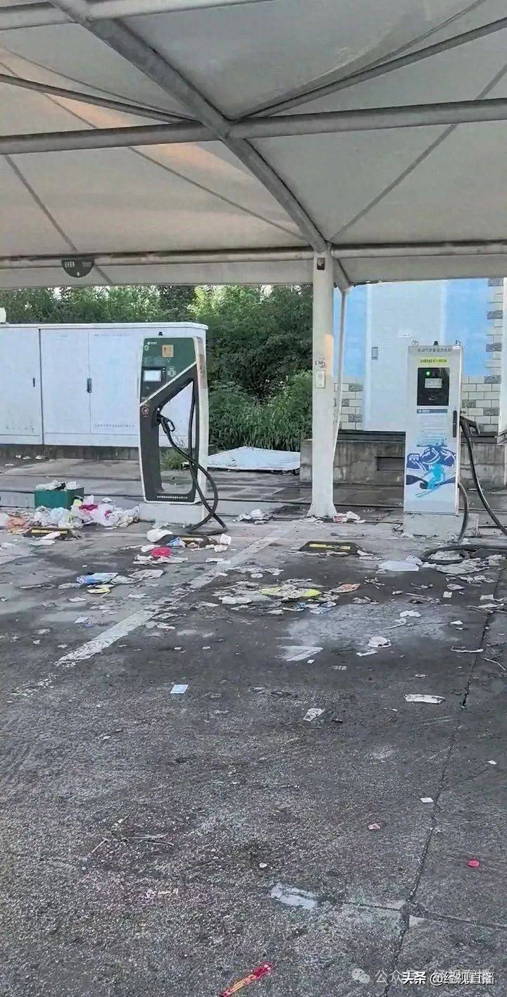 河北张家口一高速服务区垃圾成灾，休息区桌椅上堆满泡面桶，官方回应