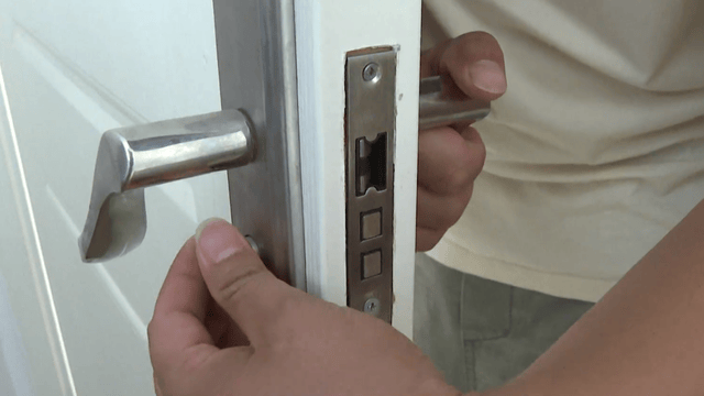 卧室门打不开，爸爸接了通电话，撬门后发现4岁半儿子从22楼坠落，蜷缩在一楼绿化带……