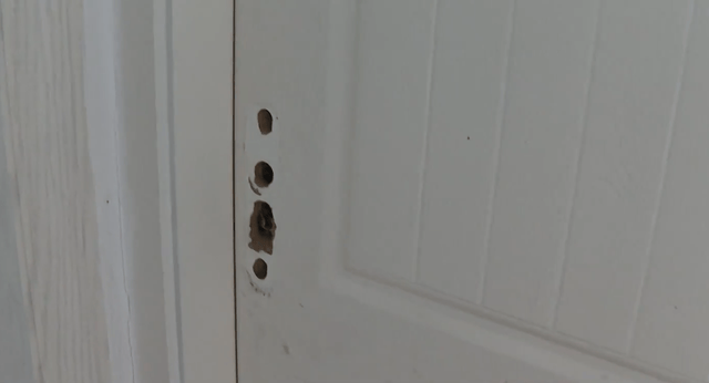 卧室门打不开，爸爸接了通电话，撬门后发现4岁半儿子从22楼坠落，蜷缩在一楼绿化带……