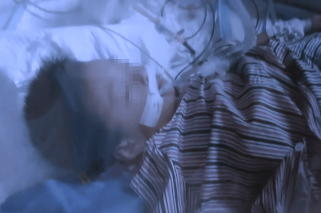 卧室门打不开，爸爸接了通电话，撬门后发现4岁半儿子从22楼坠落，蜷缩在一楼绿化带……