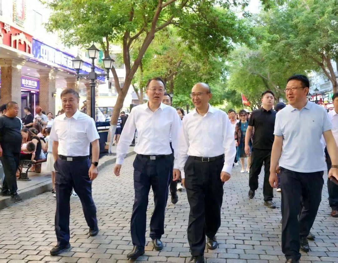 黑龙江省委书记许勤，前往中央大街，与游客交流购物游玩体验