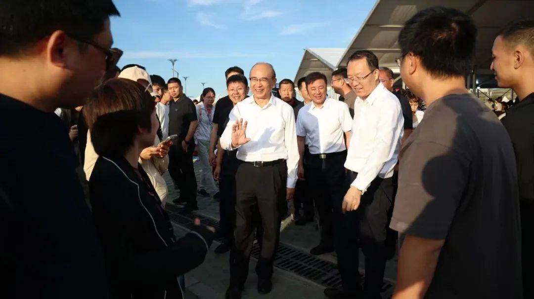 黑龙江省委书记许勤，前往中央大街，与游客交流购物游玩体验