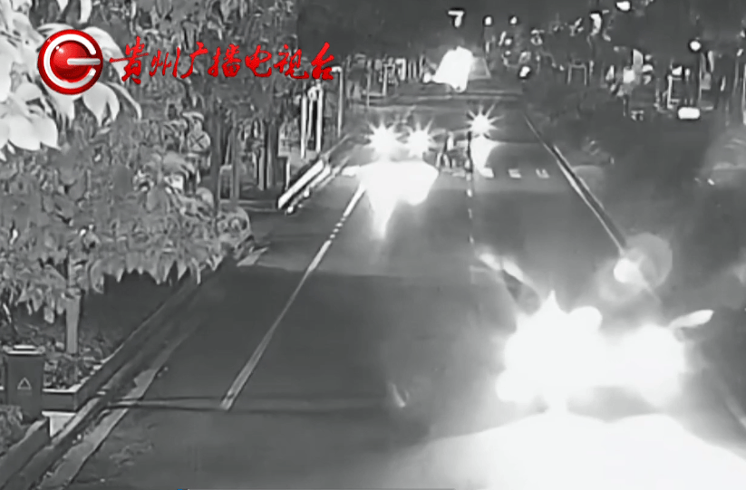 行人在斑马线上被SUV撞倒卷入车底，司机：我以为他们会让我……