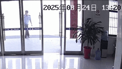 安徽一钓鱼佬钓到一条1米长20斤的“大鱼”，赶紧送到派出所，民警：放生！