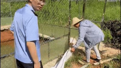 安徽一钓鱼佬钓到一条1米长20斤的“大鱼”，赶紧送到派出所，民警：放生！