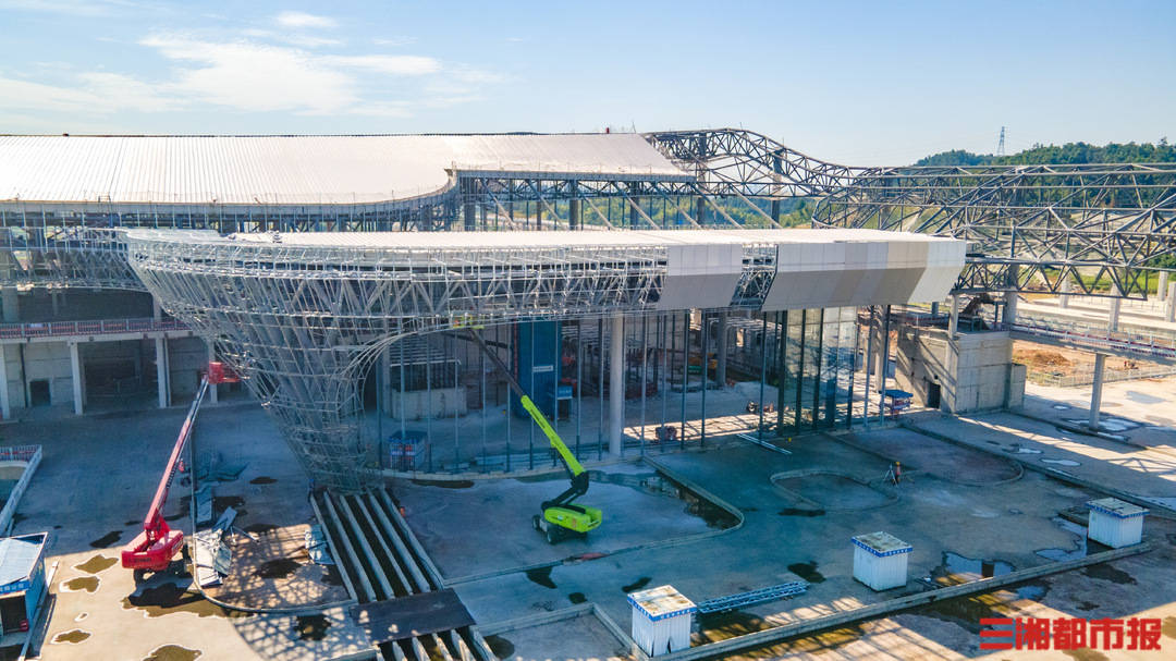 长沙西站既有营业线区域施工开始，站房施工迈入全速推进新阶段