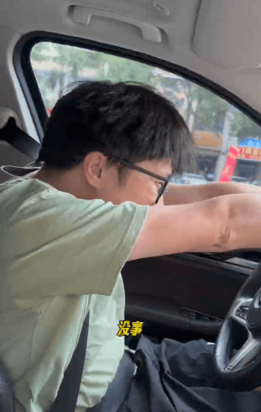 “女儿奴”爸爸接军训女儿电话泪崩，“第一次这样分开”，网友：终究是我们离不开孩子