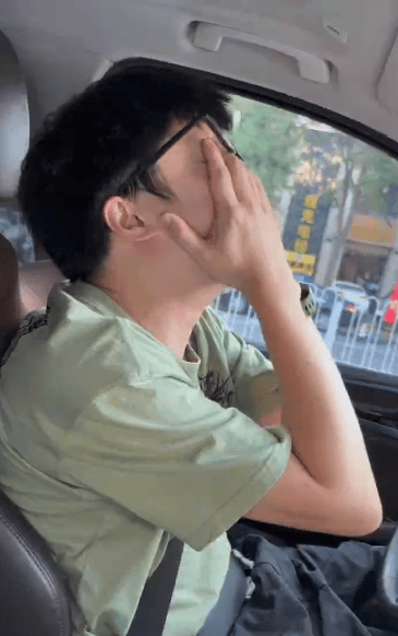 “女儿奴”爸爸接军训女儿电话泪崩，“第一次这样分开”，网友：终究是我们离不开孩子