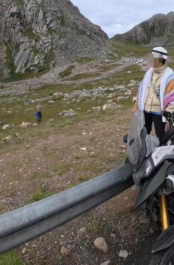 大妈私坐20万元摩托致车侧翻，赔1000元拉黑车主，4S店：修好约2万元