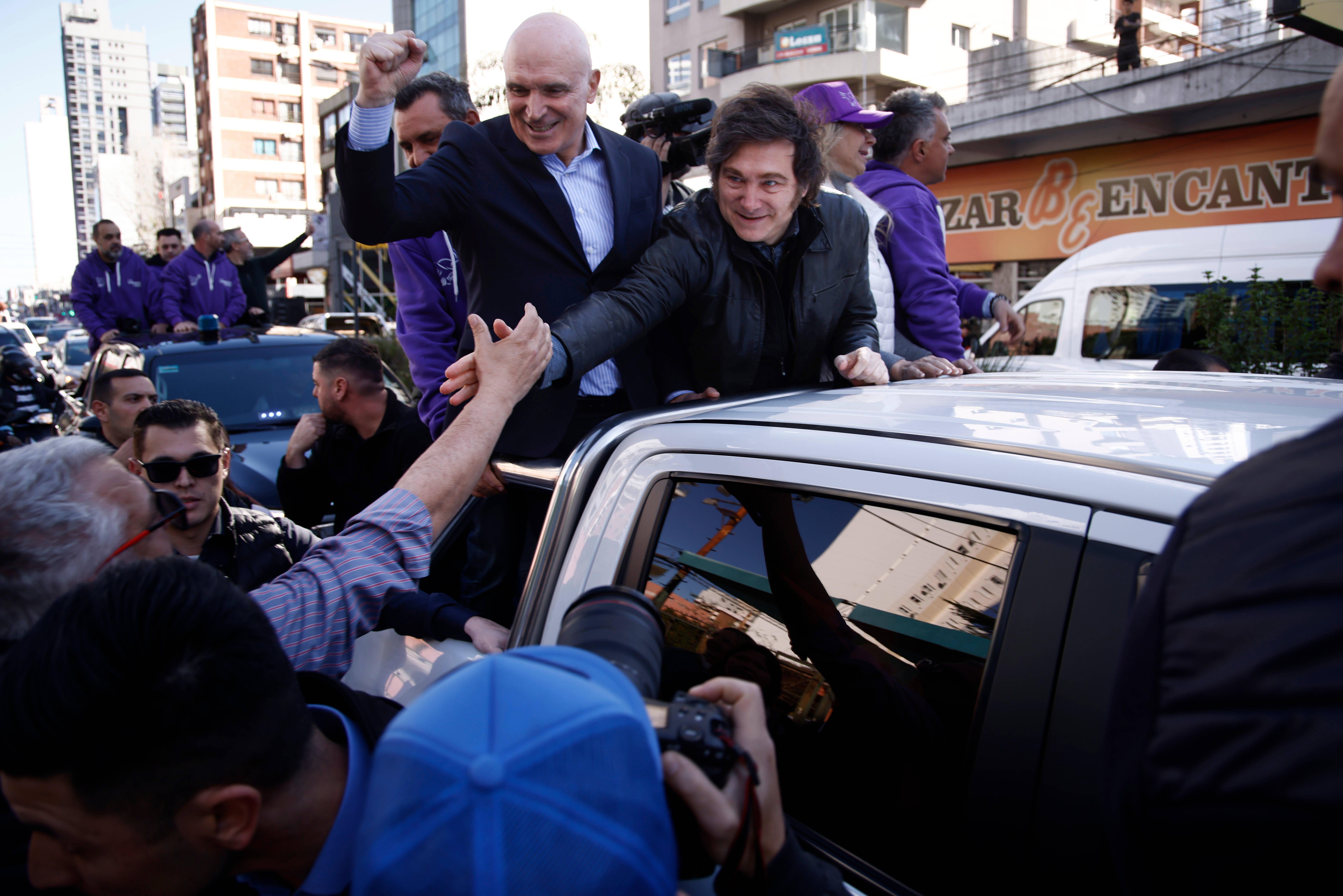 阿根廷总统米莱在助选活动上遭投石袭击