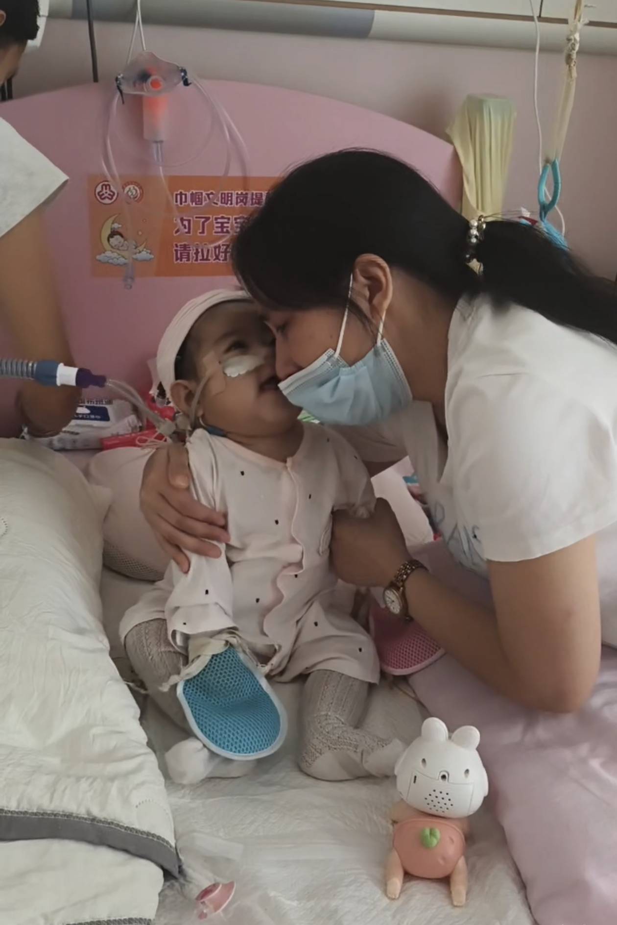 奶奶在哭，宝宝在笑！40天女婴重病，00后父亲割肝救女，术后这一幕让网友泪奔