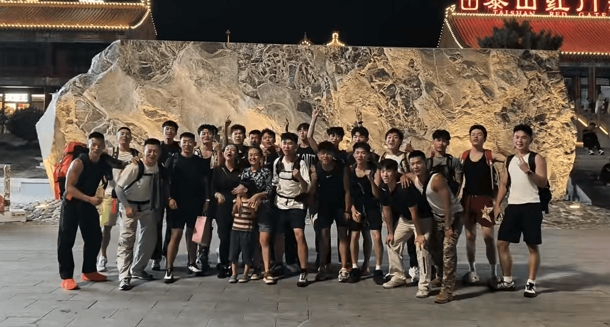 两女子请24名陪爬登泰山：花费近3万元，5岁孩子没走路也成功登顶