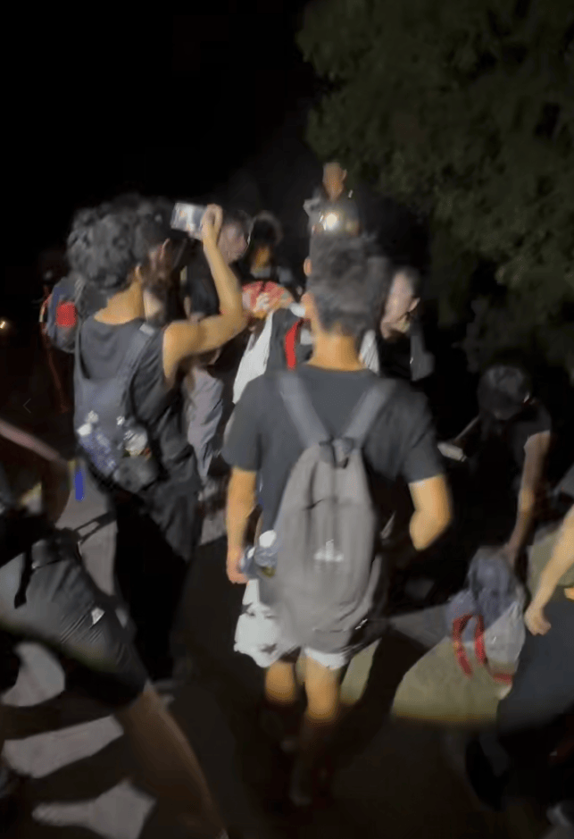 两女子请24名陪爬登泰山：花费近3万元，5岁孩子没走路也成功登顶