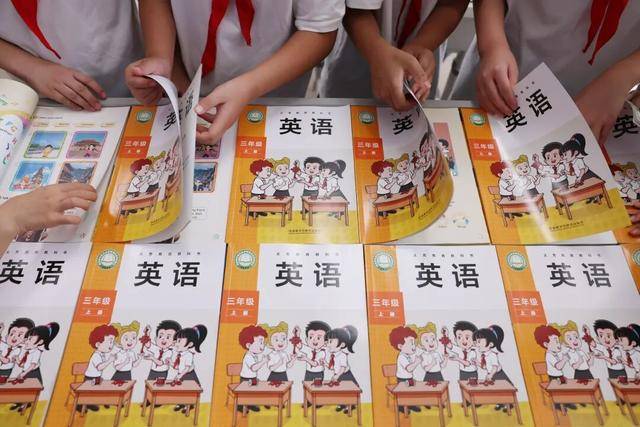 新版英语教材“难出圈”？三大出版社回应