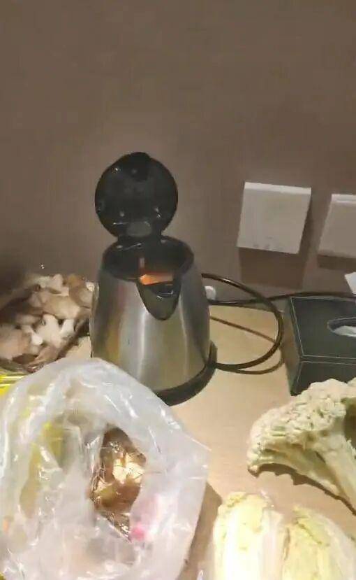 男子在澳门某酒店用水壶煮火锅，负责人：会警告，若损坏需照价赔偿