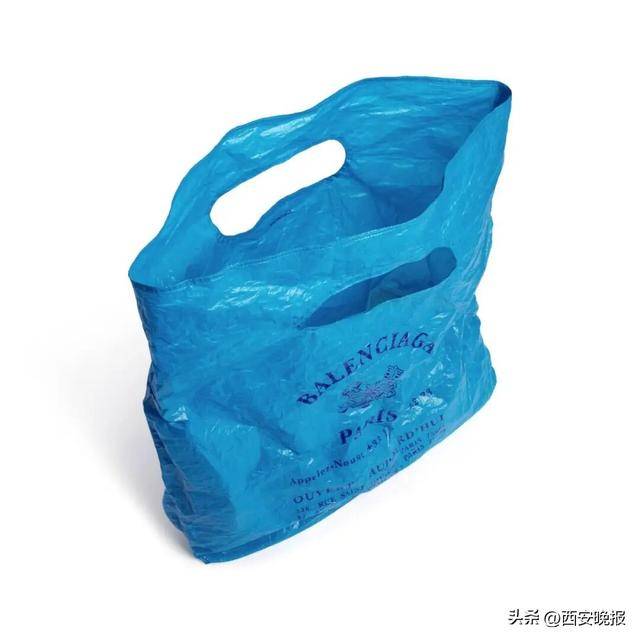 巴黎世家又推出“塑料袋”款新包了，售价8200元，官网显示缺货