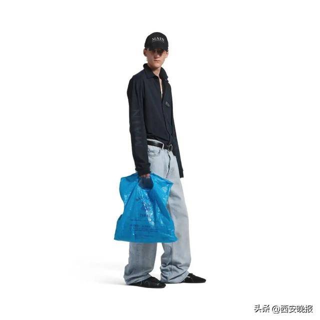 巴黎世家又推出“塑料袋”款新包了，售价8200元，官网显示缺货