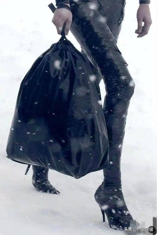 巴黎世家又推出“塑料袋”款新包了，售价8200元，官网显示缺货